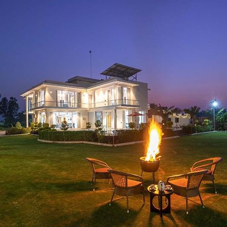 Stayvista At Le Blanc Escape W Outdoor Pool Sohna Exteriér fotografie