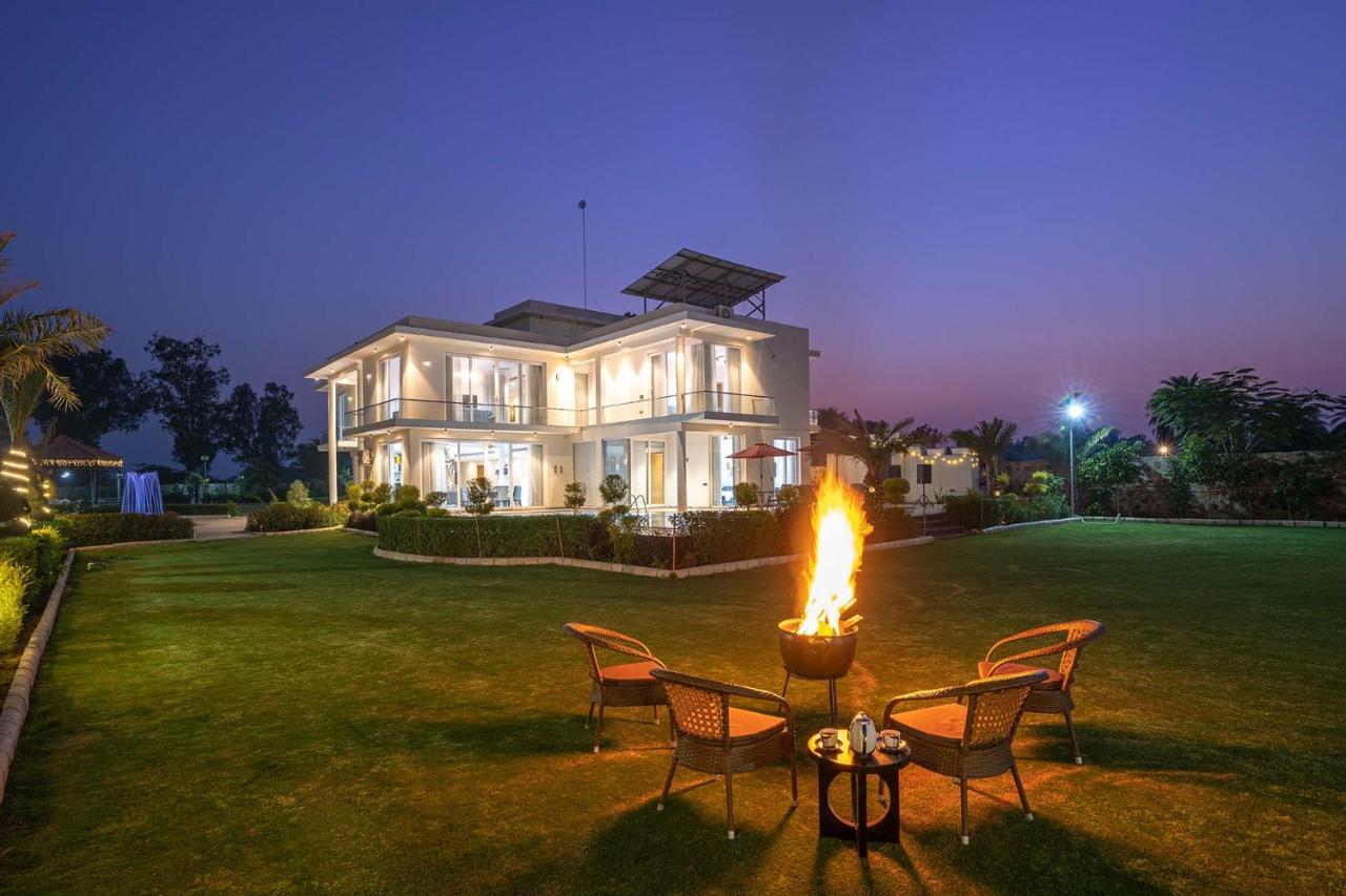 Stayvista At Le Blanc Escape W Outdoor Pool Sohna Exteriér fotografie