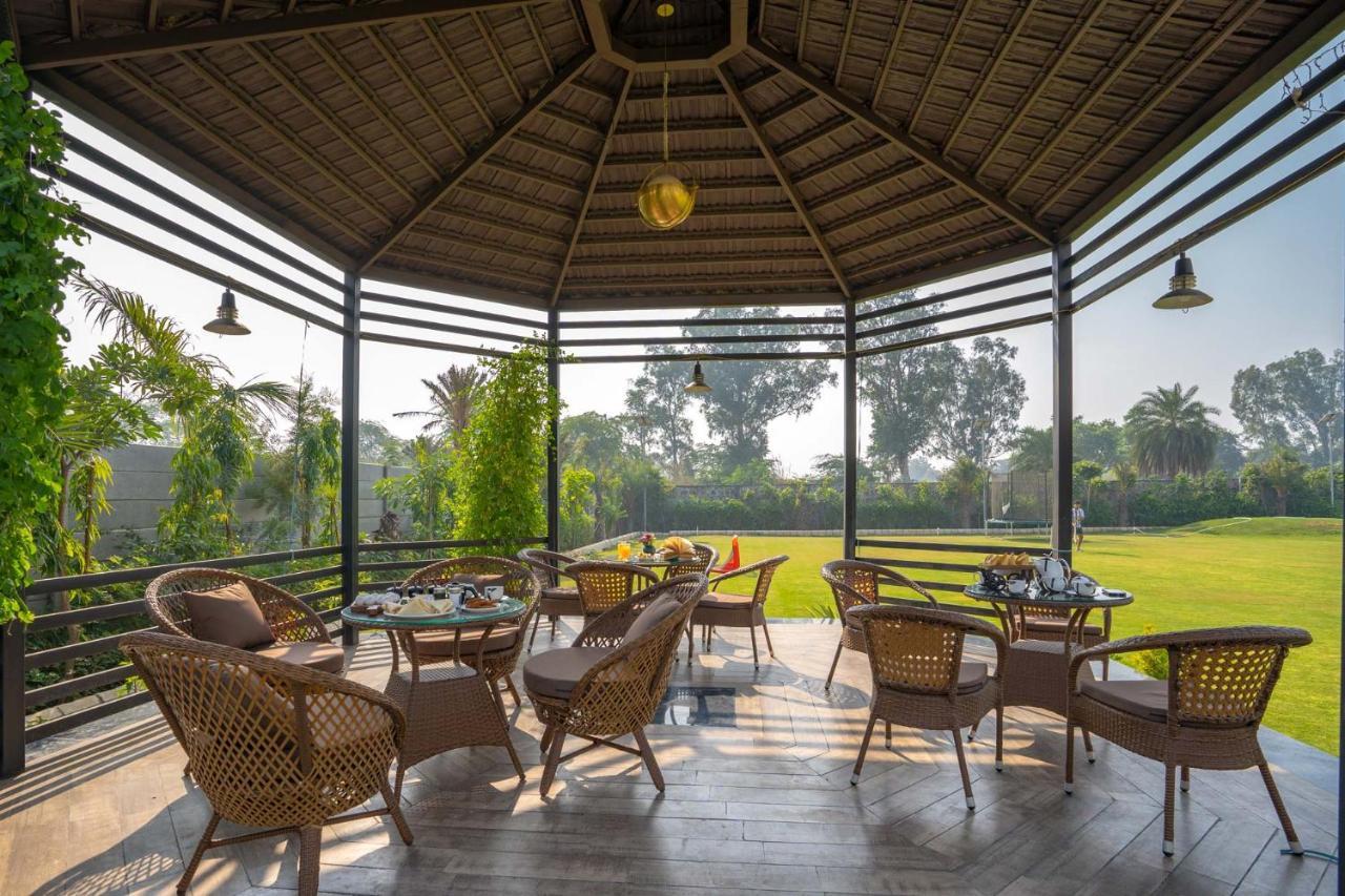 Stayvista At Le Blanc Escape W Outdoor Pool Sohna Exteriér fotografie